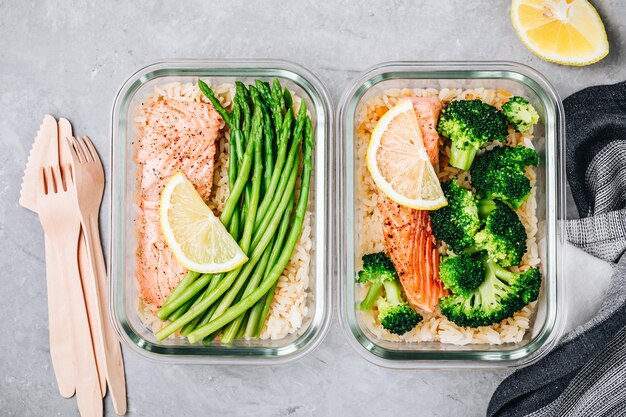 Conteneurs de boîte à lunch de préparation de repas avec du saumon grillé, du riz, du brocoli vert et des asperges