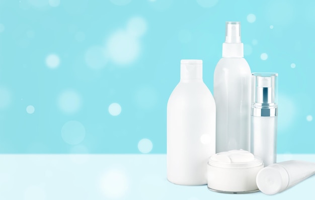 Conteneurs cosmétiques isolés sur fond