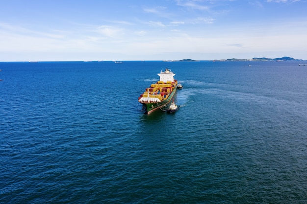Les conteneurs de fret de la logistique des entreprises de l'industrie navire par la caméra de la mer à partir de la vue aérienne de drone