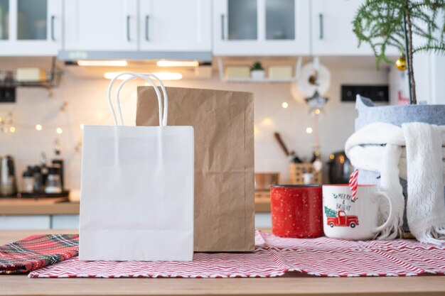 Conteneurs de service de livraison de nourriture sur table cuisine festive scandi blanche dans un décor de noël Veille Nouvel an gagner du temps trop paresseux pour cuisiner une boîte en plastique jetable à commande chaude dans une maquette de lumière féerique