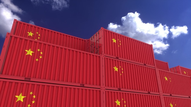 Les conteneurs sous pavillon chinois sont situés au terminal à conteneurs. Concept d'exportation ou d'importation de la Chine, rendu 3d.