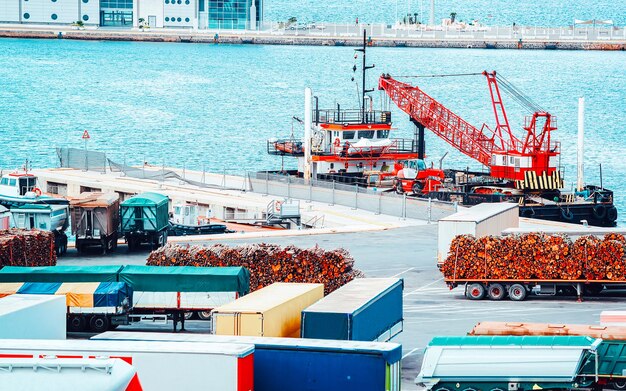 Conteneurs Van et expédition de fret dans le chantier naval et le port de Cagliari sur l'île de Sardaigne, Italie