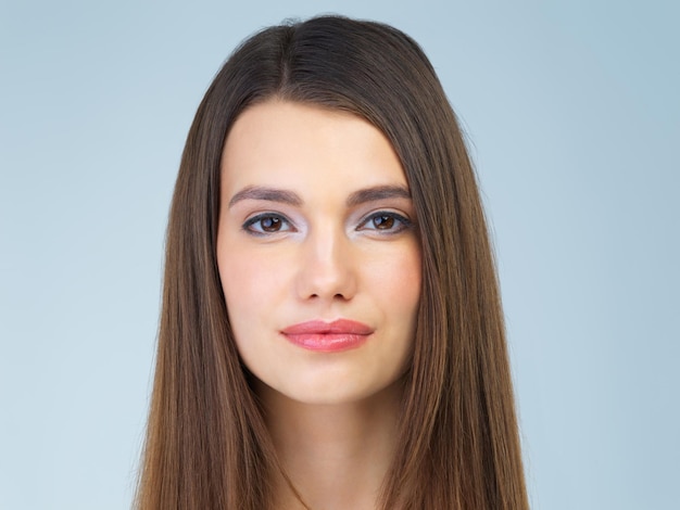 Contente de la santé de sa peau Portrait en studio d'une belle jeune femme posant sur un fond bleu