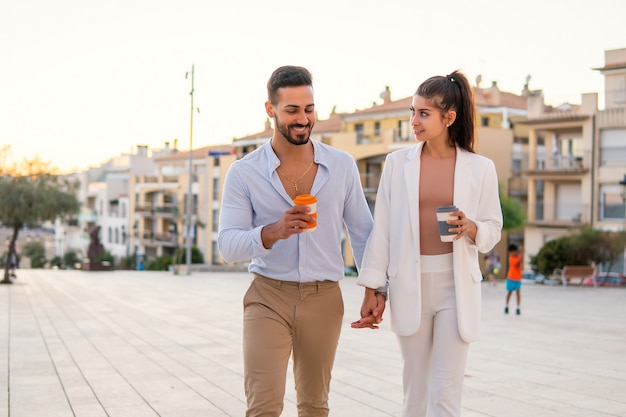 Contenu couple hispanique se tenant la main pendant la promenade