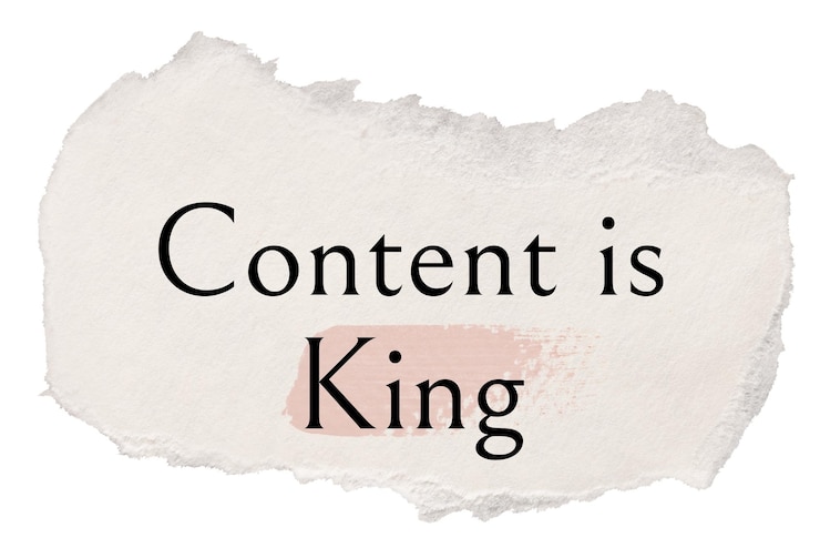 Photo le contenu est roi png papier déchiré citation autocollant typographie fond transparent
