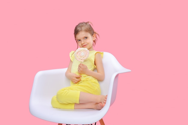 Contenu fille avec des bonbons sur une chaise