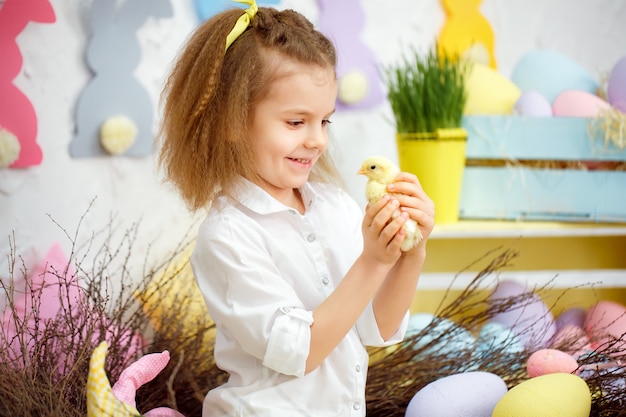 Contenu fille jouant avec des petits canetons