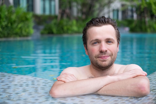 Contenu homme caucasien dans une piscine