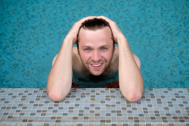 Contenu homme caucasien dans une piscine