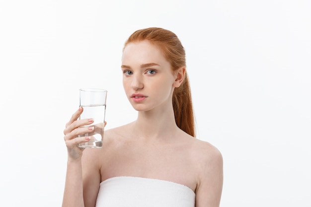 Contenu de santé, de personnes, de nourriture, de sports, de style de vie et de beauté - Souriante jeune femme avec un verre d'eau.