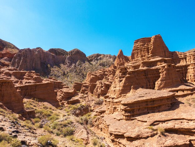 Contes rouges de l'argile Région d'IssykKul au Kirghizistan Beau paysage de montagne Tourisme et voyages