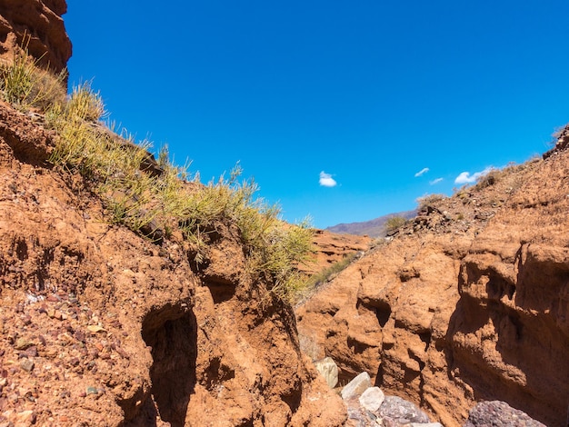 Contes rouges de l'argile Région d'IssykKul au Kirghizistan Beau paysage de montagne Tourisme et voyages