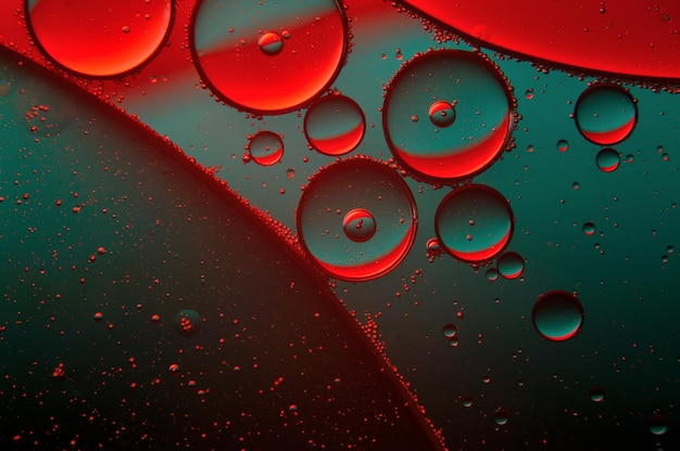 Contexte abstrait. gouttes d'huile sur l'eau, couleur rouge et verte. macro.