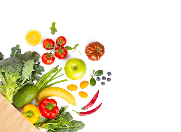 Contexte alimentaire sain. Nourriture végétarienne végétalienne saine dans des légumes de sac en papier sur blanc, espace de copie. Shopping supermarché alimentaire et concept d'alimentation végétalienne propre.