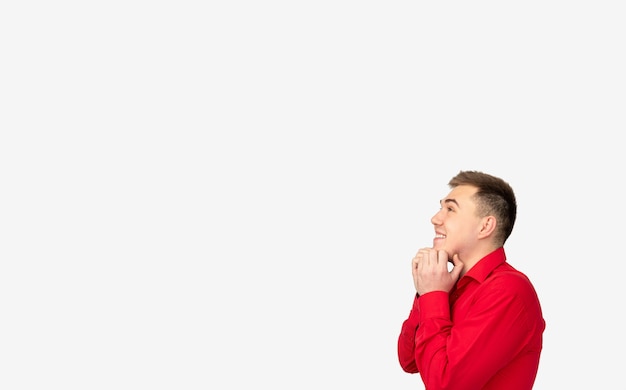 Contexte commercial. Texte du logo. Heureux homme en chemise rouge isolé sur un espace vide blanc.
