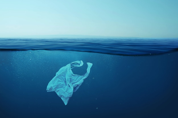 Contexte créatif, sac en plastique flottant dans l'océan, sac dans l'eau. Concept de pollution de l'environnement, plastique non décomposable, augmentation des débris dans les océans du monde. Pollution plastique en mer