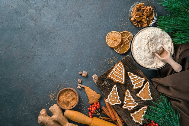 Contexte culinaire festif avec des ingrédients de cuisson sur fond sombre