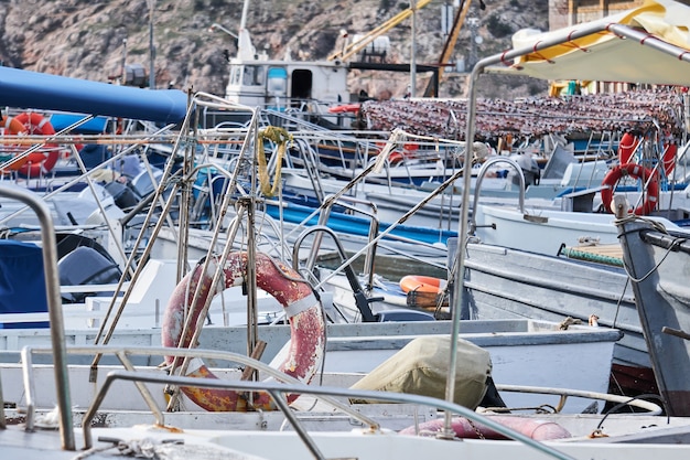 Contexte - les détails des structures des divers bateaux de pêche de plaisance et de plaisance se trouvant dans le port se confondent