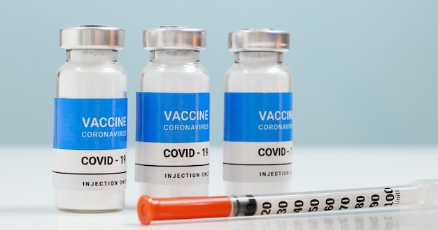 Contexte du coronavirus Sars-Cov-2 avec flacon de vaccin et seringue pour injection en laboratoire. Recherche et développement d'un nouveau remède contre les maladies