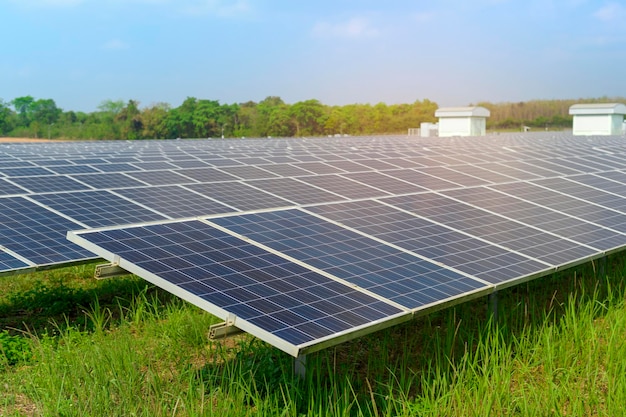 Contexte de la ferme de cellules photovoltaïques ou du champ de panneaux solaires énergie propre et écologique