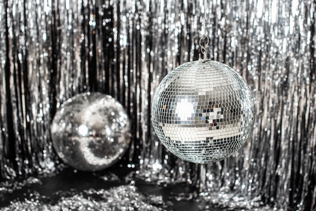 Photo contexte festif. boule disco sur fond beige et argent