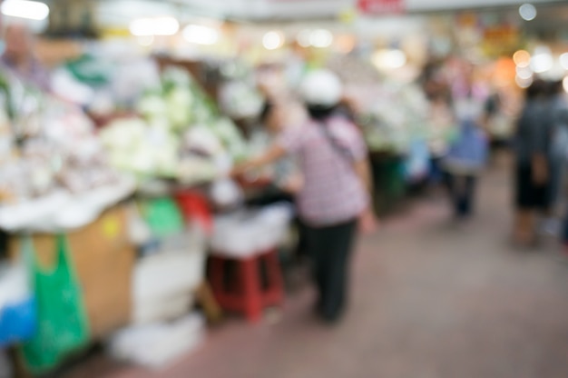 Contexte flou des gens qui font des achats au festival du marché de nuit pour l&#39;utilisation du fond.