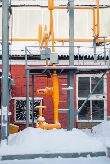 Photo contexte industriel - fragment d'un gazoduc d'usine avec vannes à l'extérieur en hiver