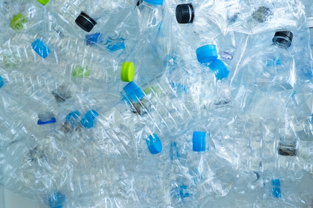 Contexte de nombreuses bouteilles en plastique à recycler. Conserver le concept de l&#39;environnement