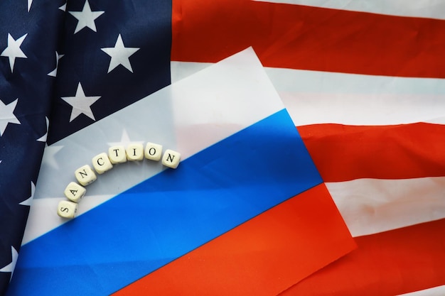 Contexte politique En arrière-plan se trouvent les drapeaux américains et russes Sanctions américaines contre la Russie Exacerbation des relations diplomatiques