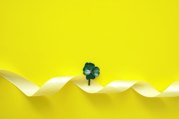 Contexte de la Saint-Patrick. Célébration religieuse chrétienne irlandaise. Arc avec trèfle à quatre feuilles symbole de bonne chance.