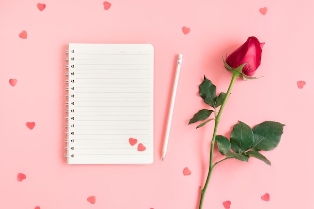 Contexte de la Saint-Valentin. cahier, petits coeurs et rose sur rose pastel