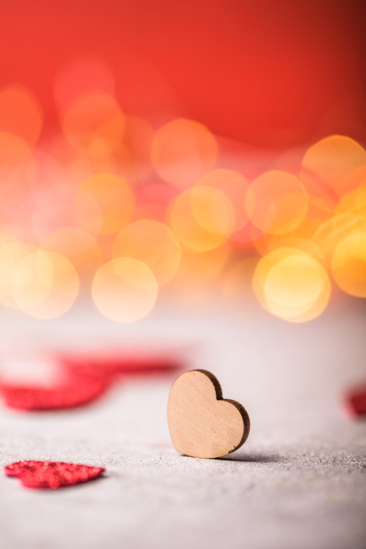 Photo contexte de la saint-valentin. coeur en bois sur fond rouge.