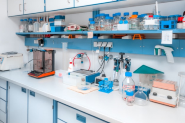 Contexte scientifique: intérieur de laboratoire moderne flou