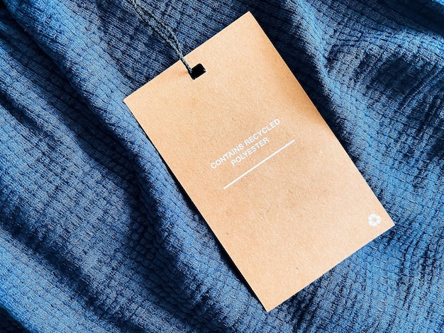 Contient une carte de prix de vente d'étiquette de mode en polyester recyclé sur fond de tissu de luxe shopping et vente au détail