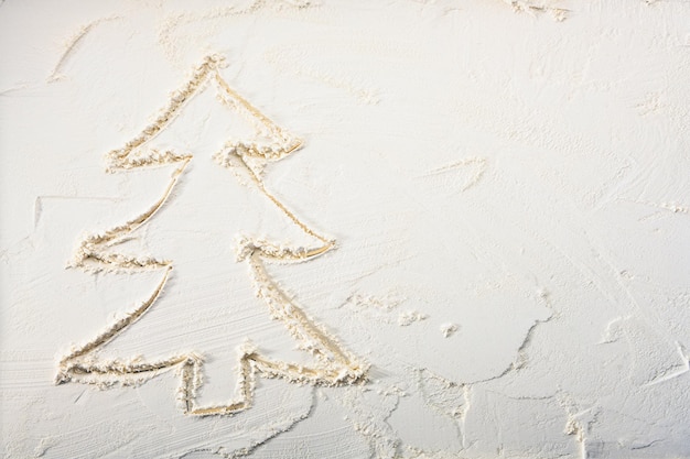 Contours de l'arbre de Noël décoratif sur la farine