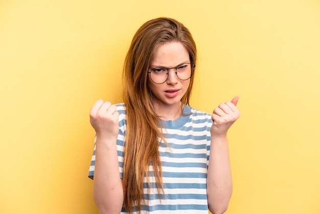 Contrarié de crier avec les mains tendues