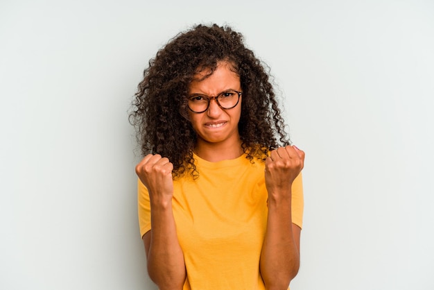 Contrarié de crier avec les mains tendues