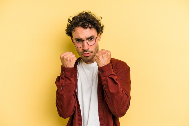 Contrarié de crier avec les mains tendues