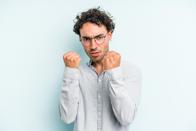 Contrarié de crier avec les mains tendues