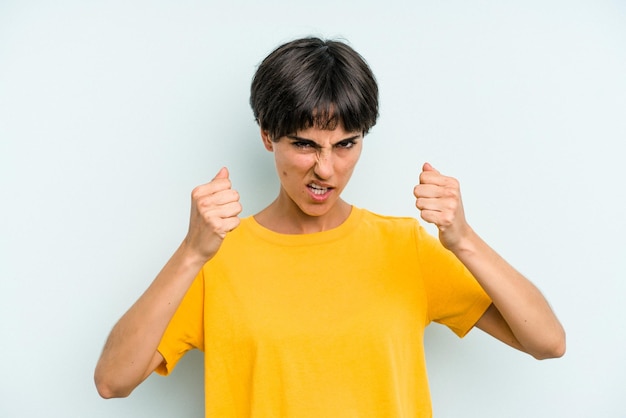 Contrarié de crier avec les mains tendues