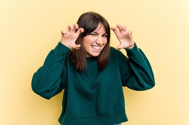 Contrarié de crier avec les mains tendues