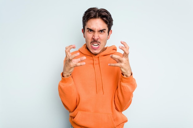 Contrarié de crier avec les mains tendues