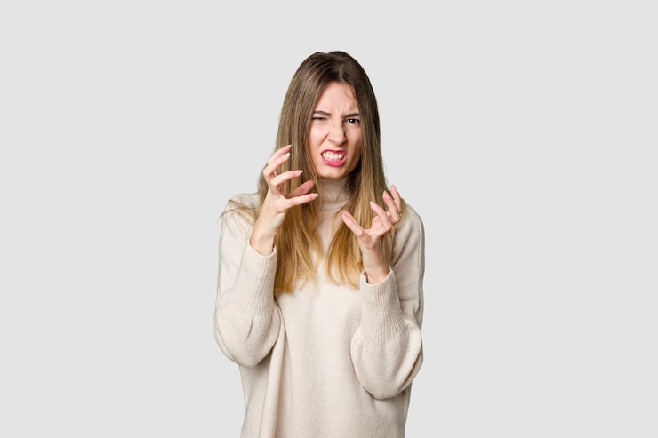 Photo contrarié de crier avec les mains tendues