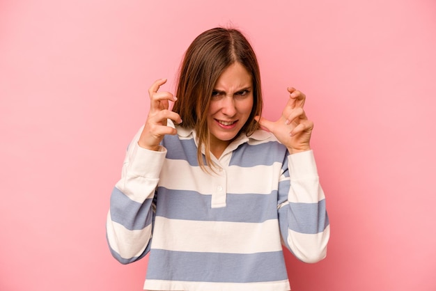 Contrarié de crier avec les mains tendues