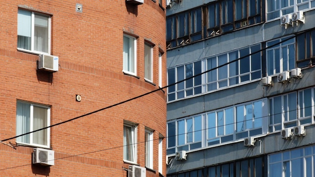 Photo contraste de deux bâtiments différents