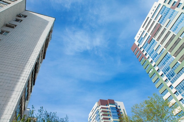 Contraste entre les anciens et les nouveaux bâtiments sur une rue