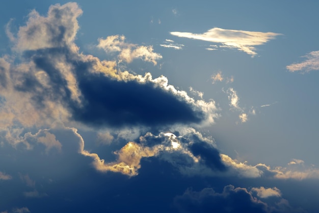 Le contraste expressif des nuages dans le ciel et le soleil La nature et la beauté des nuages