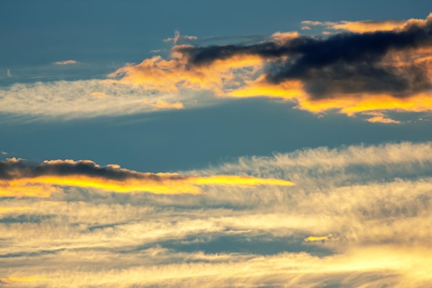 Le contraste expressif des nuages dans le ciel et le soleil La nature et la beauté des nuages