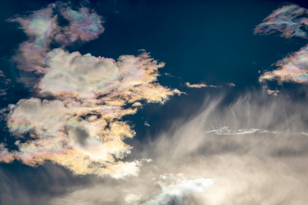 Le contraste expressif des nuages dans le ciel et le soleil. La nature et la beauté des nuages