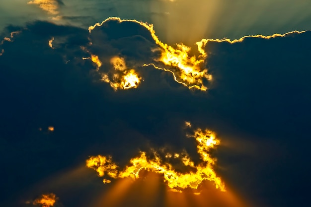 Le contraste expressif des nuages dans le ciel et le soleil